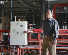 José Nilton Fonseca Santos, proprietário da empresa Cimentart, que produz blocos de concreto para pavimentação e alvenaria, financiou a máquina palletizadora com recursos da Fomento Paraná. 