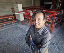 José Nilton Fonseca Santos, proprietário da empresa Cimentart, que produz blocos de concreto para pavimentação e alvenaria, financiou a máquina palletizadora com recursos da Fomento Paraná. 