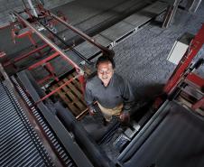 José Nilton Fonseca Santos, proprietário da empresa Cimentart, que produz blocos de concreto para pavimentação e alvenaria, financiou a máquina palletizadora com recursos da Fomento Paraná. 