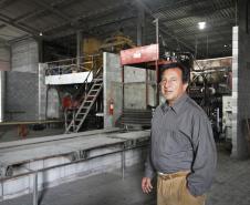 José Nilton Fonseca Santos, proprietário da empresa Cimentart, que produz blocos de concreto para pavimentação e alvenaria, financiou a máquina palletizadora com recursos da Fomento Paraná. 