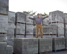 José Nilton Fonseca Santos, proprietário da empresa Cimentart, que produz blocos de concreto para pavimentação e alvenaria, financiou a máquina palletizadora com recursos da Fomento Paraná. 