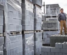 José Nilton Fonseca Santos, proprietário da empresa Cimentart, que produz blocos de concreto para pavimentação e alvenaria, financiou a máquina palletizadora com recursos da Fomento Paraná. 