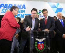 O governador Beto Richa recebeu nesta terça-feira (2), no PalácioIguaçu, em Curitiba, prefeitos de todas as regiões do Paraná paraautorizar obras de saneamento, liberar recursos para melhorar eampliar ações de saúde, para obras urbanas e para compra deequipamentos rodoviários