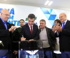 O governador Beto Richa recebeu nesta terça-feira (2), no PalácioIguaçu, em Curitiba, prefeitos de todas as regiões do Paraná paraautorizar obras de saneamento, liberar recursos para melhorar eampliar ações de saúde, para obras urbanas e para compra deequipamentos rodoviários