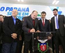 O governador Beto Richa recebeu nesta terça-feira (2), no PalácioIguaçu, em Curitiba, prefeitos de todas as regiões do Paraná paraautorizar obras de saneamento, liberar recursos para melhorar eampliar ações de saúde, para obras urbanas e para compra deequipamentos rodoviários