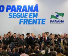 O governador Beto Richa recebeu nesta terça-feira (2), no PalácioIguaçu, em Curitiba, prefeitos de todas as regiões do Paraná paraautorizar obras de saneamento, liberar recursos para melhorar eampliar ações de saúde, para obras urbanas e para compra deequipamentos rodoviários