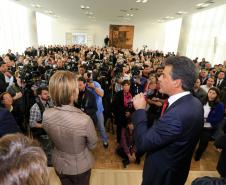 O governador Beto Richa recebeu nesta terça-feira (2), no PalácioIguaçu, em Curitiba, prefeitos de todas as regiões do Paraná paraautorizar obras de saneamento, liberar recursos para melhorar eampliar ações de saúde, para obras urbanas e para compra deequipamentos rodoviários