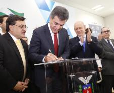 Governador Beto Richa recebe prefeitos e autoriza obras de saneamento, libera recursos para a Saúde e homologa licitações para obras urbanas.Curitiba, 02062015.Foto: Rogério Machado/ANPr