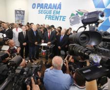 Governador Beto Richa recebe prefeitos e autoriza obras de saneamento, libera recursos para a Saúde e homologa licitações para obras urbanas.Curitiba, 02/06/2015.Foto: Rogério Machado/ANPr