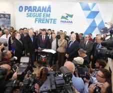 Governador Beto Richa recebe prefeitos e autoriza obras de saneamento, libera recursos para a Saúde e homologa licitações para obras urbanas.Curitiba, 02/06/2015.Foto: Rogério Machado/ANPr