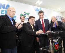 Governador Beto Richa recebe prefeitos e autoriza obras de saneamento, libera recursos para a Saúde e homologa licitações para obras urbanas.Curitiba, 02062015.Foto: Rogério Machado/ANPr