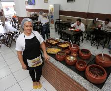 Laudicéia de Oliveira Andrade, proprietária do Disk Marmitex e restaurante Da Lau, em Pinhais-PR.