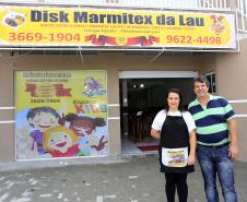 Laudicéia de Oliveira Andrade, proprietária do Disk Marmitex e restaurante Da Lau, em Pinhais-PR. Na foto, com o agente de desenvolvimento da Fomento Paraná no município, Aroldo Biss.
