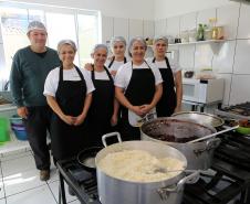 Laudicéia de Oliveira Andrade, proprietária do Disk Marmitex e restaurante Da Lau, em Pinhais-PR, com a equipe do empreendimento.