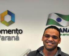 Os taxistas Genésio Vicente e Jeferson Vicente, pai e filho, foram os primeiros a conseguir contratar um financiamento da linha Banco do Empreendedor Taxistas, da Fomento Paraná, que foi reaberta em maio, por determinação do governador Beto Richa. 