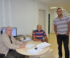 Os taxistas Genésio Vicente e Jeferson Vicente, pai e filho, foram os primeiros a conseguir contratar um financiamento da linha Banco do Empreendedor Taxistas, da Fomento Paraná, que foi reaberta em maio, por determinação do governador Beto Richa.  Na imagem, os dois com o gerente de microcrédito da Fomento Paraná, Hélio Rodrigues.