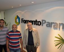 Os taxistas Genésio Vicente e Jeferson Vicente, pai e filho, foram os primeiros a conseguir contratar um financiamento da linha Banco do Empreendedor Taxistas, da Fomento Paraná, que foi reaberta em maio, por determinação do governador Beto Richa.  Na imagem, os dois com o gerente de microcrédito da Fomento Paraná, Hélio Rodrigues.