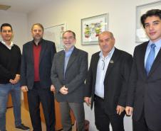 O presidente da Fomento Paraná, Juraci Barbosa, e o diretor de Mercado e Relações Institucionais, Luiz Renato Hauly, receberam nesta quinta-feira (25) Abimael Mardegan, presidente do Sinditaxi-PR, e o tesoureiro Luiz Carlos Malaquias.
