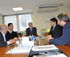 O presidente da Fomento Paraná, Juraci Barbosa, e o diretor de Mercado e Relações Institucionais, Luiz Renato Hauly, receberam nesta quinta-feira (25) Abimael Mardegan, presidente do Sinditaxi-PR, e o tesoureiro Luiz Carlos Malaquias.