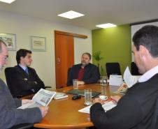 O presidente da Fomento Paraná, Juraci Barbosa, e o diretor de Mercado e Relações Institucionais, Luiz Renato Hauly, receberam nesta quinta-feira (25) Abimael Mardegan, presidente do Sinditaxi-PR, e o tesoureiro Luiz Carlos Malaquias.