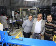 TECLUB - Edson Reis, químico da empresa, Nelson Reis, proprietário e Flavia Gulin, dir. administrativa. Financiamento ajudou a Teclub, de São José dos Pinhais, a montar uma estrutura para passar a fabricar óleos lubrificantes automotivos e industriais. 