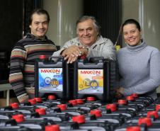 TECLUB - Edson Reis, químico da empresa, Nelson Reis, proprietário e Flavia Gulin, dir. administrativa. Financiamento ajudou a Teclub, de São José dos Pinhais, a montar uma estrutura para passar a fabricar óleos lubrificantes automotivos e industriais. 