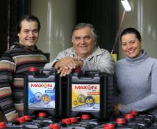 TECLUB - Edson Reis, químico da empresa, Nelson Reis, proprietário e Flavia Gulin, dir. administrativa. Financiamento ajudou a Teclub, de São José dos Pinhais, a montar uma estrutura para passar a fabricar óleos lubrificantes automotivos e industriais. 