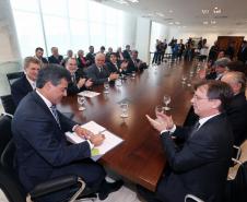 Governador Beto Richa durante assinatura de convênio para a ampliação do Aeroporto de Londrina. Participam do evento o prefeito Alexandre Kireeff e os diretores da Fomento Paraná Luiz Renato Oliveira Jorge Hauly e Omar Sabbag Filho.