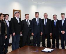 Governador Beto Richa durante assinatura de convênio para a ampliação do Aeroporto de Londrina. Participam do evento o prefeito Alexandre Kireeff e os diretores da Fomento Paraná Luiz Renato Oliveira Jorge Hauly e Omar Sabbag Filho.