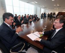 Governador Beto Richa durante assinatura de convênio para a ampliação do Aeroporto de Londrina. Participam do evento o prefeito Alexandre Kireeff e os diretores da Fomento Paraná Luiz Renato Oliveira Jorge Hauly e Omar Sabbag Filho.