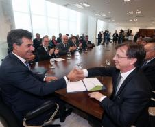 Governador Beto Richa durante assinatura de convênio para a ampliação do Aeroporto de Londrina. Participam do evento o prefeito Alexandre Kireeff e os diretores da Fomento Paraná Luiz Renato Oliveira Jorge Hauly e Omar Sabbag Filho.