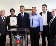 Governador Beto Richa autoriza e  homologa licitações de obras, serviços, compra de maquinários e equipamentos rodoviários para oito municípios: Arapoti, Colorado, Coronel Domingos Soares, Juranda, Mandaguaçu, Mariluz, Sulina e Terra Roxa