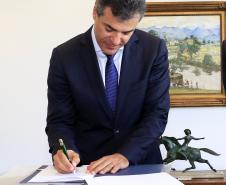 Governador Beto Richa autoriza e  homologa licitações de obras, serviços, compra de maquinários e equipamentos rodoviários para oito municípios: Arapoti, Colorado, Coronel Domingos Soares, Juranda, Mandaguaçu, Mariluz, Sulina e Terra Roxa