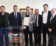 Governador Beto Richa autoriza e  homologa licitações de obras, serviços, compra de maquinários e equipamentos rodoviários para oito municípios: Arapoti, Colorado, Coronel Domingos Soares, Juranda, Mandaguaçu, Mariluz, Sulina e Terra Roxa