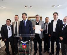Governador Beto Richa autoriza e  homologa licitações de obras, serviços, compra de maquinários e equipamentos rodoviários para oito municípios: Arapoti, Colorado, Coronel Domingos Soares, Juranda, Mandaguaçu, Mariluz, Sulina e Terra Roxa