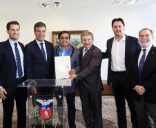 Governador Beto Richa autoriza e  homologa licitações de obras, serviços, compra de maquinários e equipamentos rodoviários para oito municípios: Arapoti, Colorado, Coronel Domingos Soares, Juranda, Mandaguaçu, Mariluz, Sulina e Terra Roxa