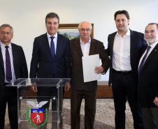 Governador Beto Richa autoriza e  homologa licitações de obras, serviços, compra de maquinários e equipamentos rodoviários para oito municípios: Arapoti, Colorado, Coronel Domingos Soares, Juranda, Mandaguaçu, Mariluz, Sulina e Terra Roxa