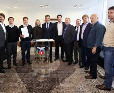 Governador Beto Richa autoriza e  homologa licitações de obras, serviços, compra de maquinários e equipamentos rodoviários para oito municípios: Arapoti, Colorado, Coronel Domingos Soares, Juranda, Mandaguaçu, Mariluz, Sulina e Terra Roxa