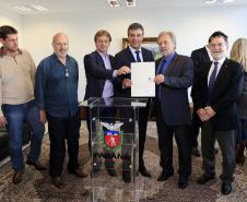 Governador Beto Richa autoriza e  homologa licitações de obras, serviços, compra de maquinários e equipamentos rodoviários para oito municípios: Arapoti, Colorado, Coronel Domingos Soares, Juranda, Mandaguaçu, Mariluz, Sulina e Terra Roxa
