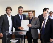 Governador Beto Richa autoriza e  homologa licitações de obras, serviços, compra de maquinários e equipamentos rodoviários para oito municípios: Arapoti, Colorado, Coronel Domingos Soares, Juranda, Mandaguaçu, Mariluz, Sulina e Terra Roxa