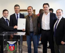 Governador Beto Richa autoriza e  homologa licitações de obras, serviços, compra de maquinários e equipamentos rodoviários para oito municípios: Arapoti, Colorado, Coronel Domingos Soares, Juranda, Mandaguaçu, Mariluz, Sulina e Terra Roxa