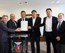 Governador Beto Richa autoriza e  homologa licitações de obras, serviços, compra de maquinários e equipamentos rodoviários para oito municípios: Arapoti, Colorado, Coronel Domingos Soares, Juranda, Mandaguaçu, Mariluz, Sulina e Terra Roxa
