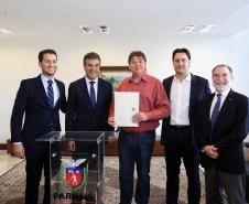 Governador Beto Richa autoriza e  homologa licitações de obras, serviços, compra de maquinários e equipamentos rodoviários para oito municípios: Arapoti, Colorado, Coronel Domingos Soares, Juranda, Mandaguaçu, Mariluz, Sulina e Terra Roxa