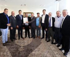 Governador Beto Richa autoriza e  homologa licitações de obras, serviços, compra de maquinários e equipamentos rodoviários para oito municípios: Arapoti, Colorado, Coronel Domingos Soares, Juranda, Mandaguaçu, Mariluz, Sulina e Terra Roxa
