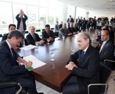 Governador Beto Richa recebe o prefeito de Curitiba Gustavo Fruet e assina autorização de licitação para aquisição de mobiliário para Unidades de Saúde do Bairro Novo e obras de infraestrurura urbana nos bairros Capão da Imbuia e Fazendinha.O investimento é de R$ 16,54 milhões, financiado pelo Governo do Estado. A linha é a do Sistema de Financiamento aos Municípios (SFM), gerenciada pela Fomento Paraná, em parceria com a Secretaria de Desenvolvimento Urbano e ParanaCidade.