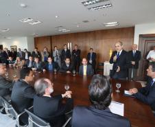 Governador Beto Richa recebe o prefeito de Curitiba Gustavo Fruet e assina autorização de licitação para aquisição de mobiliário para Unidades de Saúde do Bairro Novo e obras de infraestrurura urbana nos bairros Capão da Imbuia e Fazendinha.O investimento é de R$ 16,54 milhões, financiado pelo Governo do Estado. A linha é a do Sistema de Financiamento aos Municípios (SFM), gerenciada pela Fomento Paraná, em parceria com a Secretaria de Desenvolvimento Urbano e ParanaCidade.