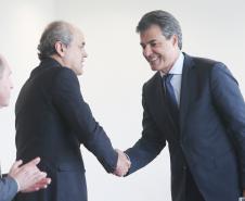 Governador Beto Richa recebe o prefeito de Curitiba Gustavo Fruet e assina autorização de licitação para aquisição de mobiliário para Unidades de Saúde do Bairro Novo e obras de infraestrurura urbana nos bairros Capão da Imbuia e Fazendinha.O investimento é de R$ 16,54 milhões, financiado pelo Governo do Estado. A linha é a do Sistema de Financiamento aos Municípios (SFM), gerenciada pela Fomento Paraná, em parceria com a Secretaria de Desenvolvimento Urbano e ParanaCidade.