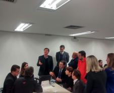 Uma equipe da Fomento Paraná está em Londrina nesta sexta-feira (3/7) para participar de uma audiência prévia de conciliação, convocada pela Subseção Judiciária de Londrina, sobre a desapropriação de imóveis situados nas áreas do entorno da face norte da pista aérea e que são indispensáveis às obras de ampliação do aeroporto José Richa.