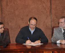 Representantes da Innovare Química do Brasil assinam contrato da linha Inovacred com a Fomento Paraná.