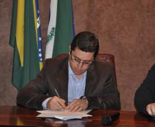 Representantes da Innovare Química do Brasil assinam contrato da linha Inovacred com a Fomento Paraná.